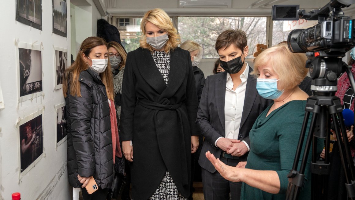 Премијерка Брнабић и министарка Кисић Тепавчевић у Удружењу „Наша кућа“ о важности социјалног предузетништва