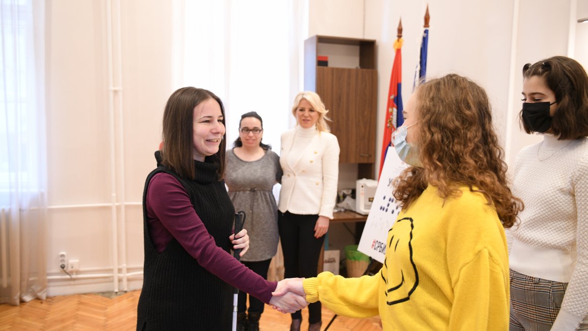 „Упознај ме“ - младе особе са инвалидитетом у разговору са својим вршњацима