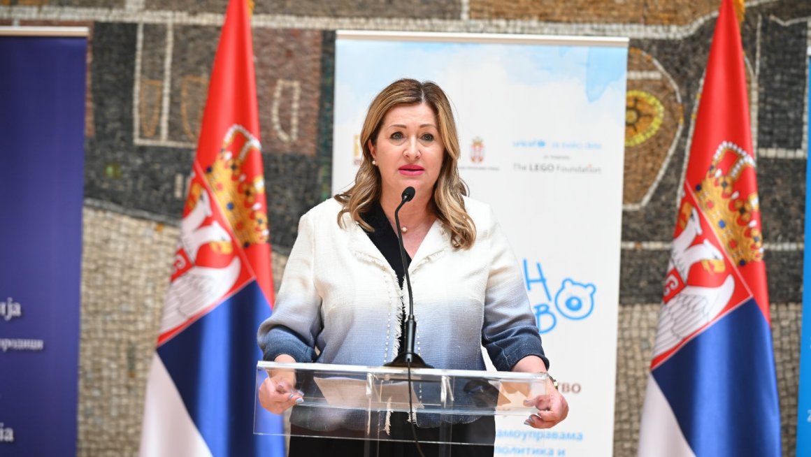 „Стварање боље демографске слике Србије, кроз различите подстицаје родитељству, један је од основних циљева Владе Републике Србије“, истакла је државна секретарка Министарства за рад, запошљавање, борачка и социјална питања Стана Божовић на скупу поводом покретања друге фазе програма „Подстицајно родитељство кроз игру“.  Државна секретарка је навела да је подстицај родитељству веома важна тема у којој треба да учествују сви, Влада Србије, јединице локалне самоуправе као и невладин сектор, јер једино када су