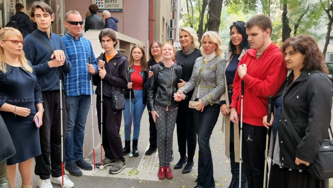 Министарка Кисић са слепима и слабовидима поводом Међународног дана слепих