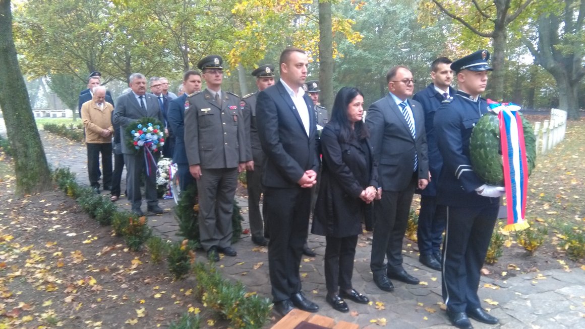 Обележена годишњица страдања цивила и војника на војном гробљу Петржалки у Словачкој Републици