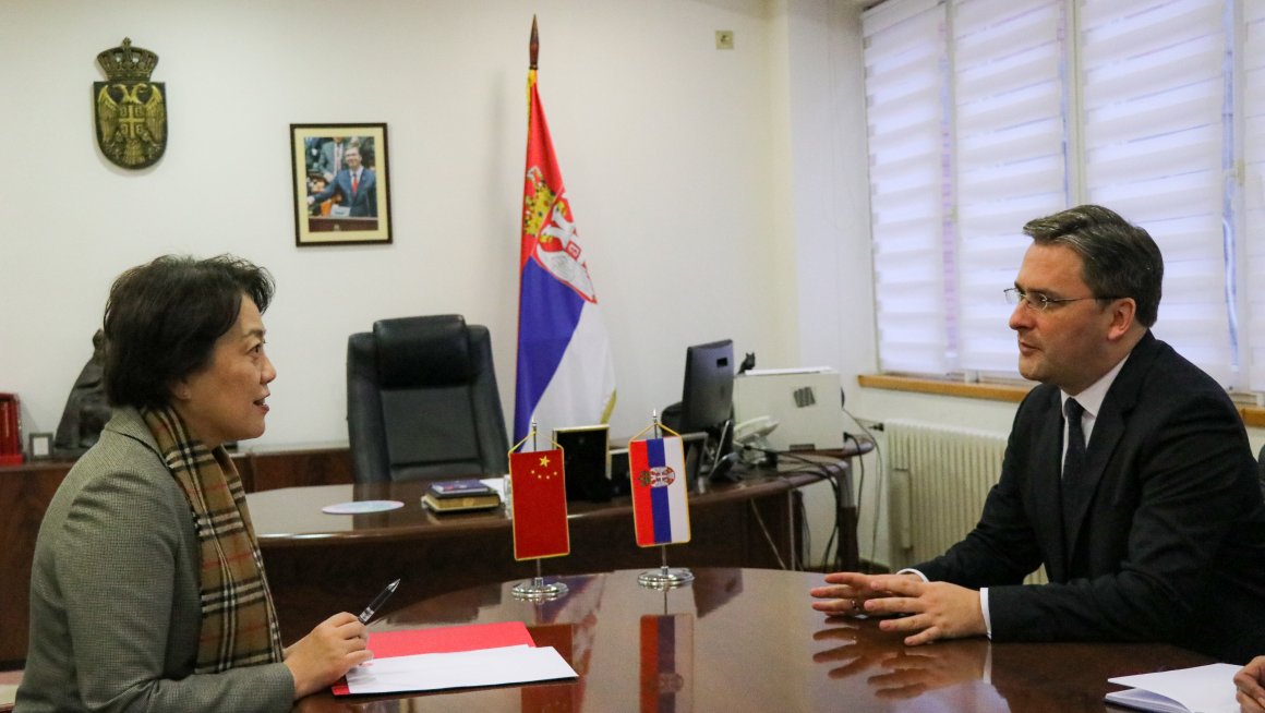 У протеклих годину дана 9.000 грађана Кине добило је радне дозволе у Р. Србији, што је доказ интезивне сарадње између НР Кине и Р. Србије, посебно у области инфраструктуре, истакли су данас министар за рад, запошљавање, борачка и социјална питања Никола Селаковић и амбасадор НР Кине у Р. Србије Чен Бо. Министар Селаковић захвалио се на доследној подршци коју НР Кина пружа Р. Србији у кључним националним питањима, а посебно када је реч о територијалном интегритету и суверенитету Р. Србије. Говорећи о заједн