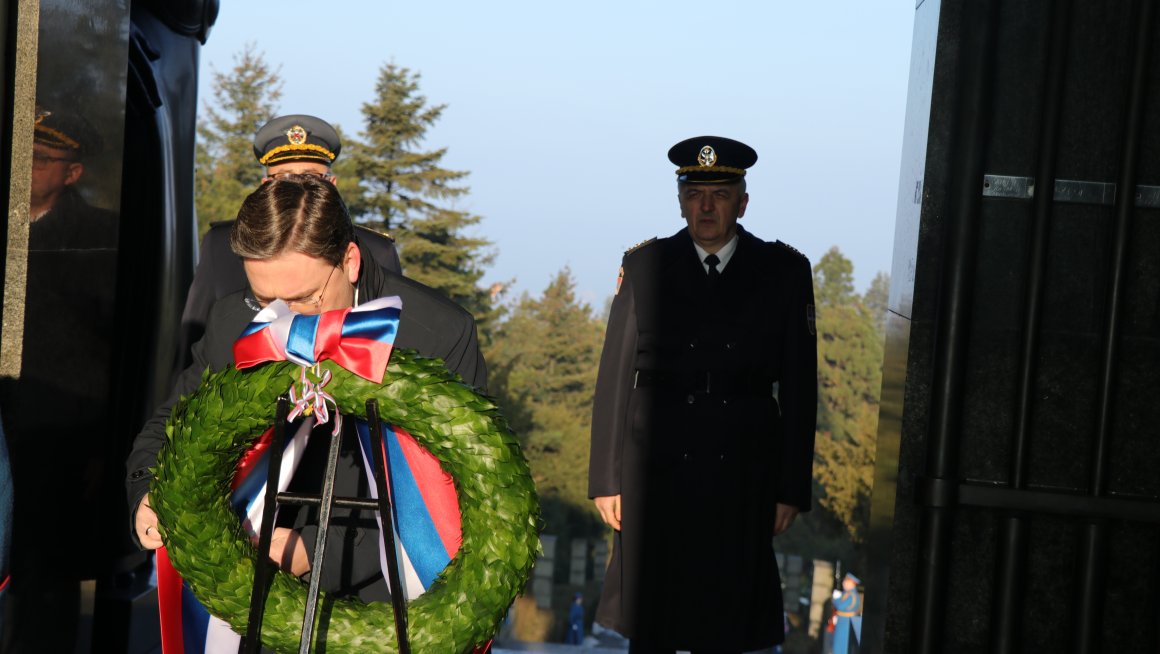 Министар Никола Селаковић положио венац крај споменика Незнаном јунаку на Авали