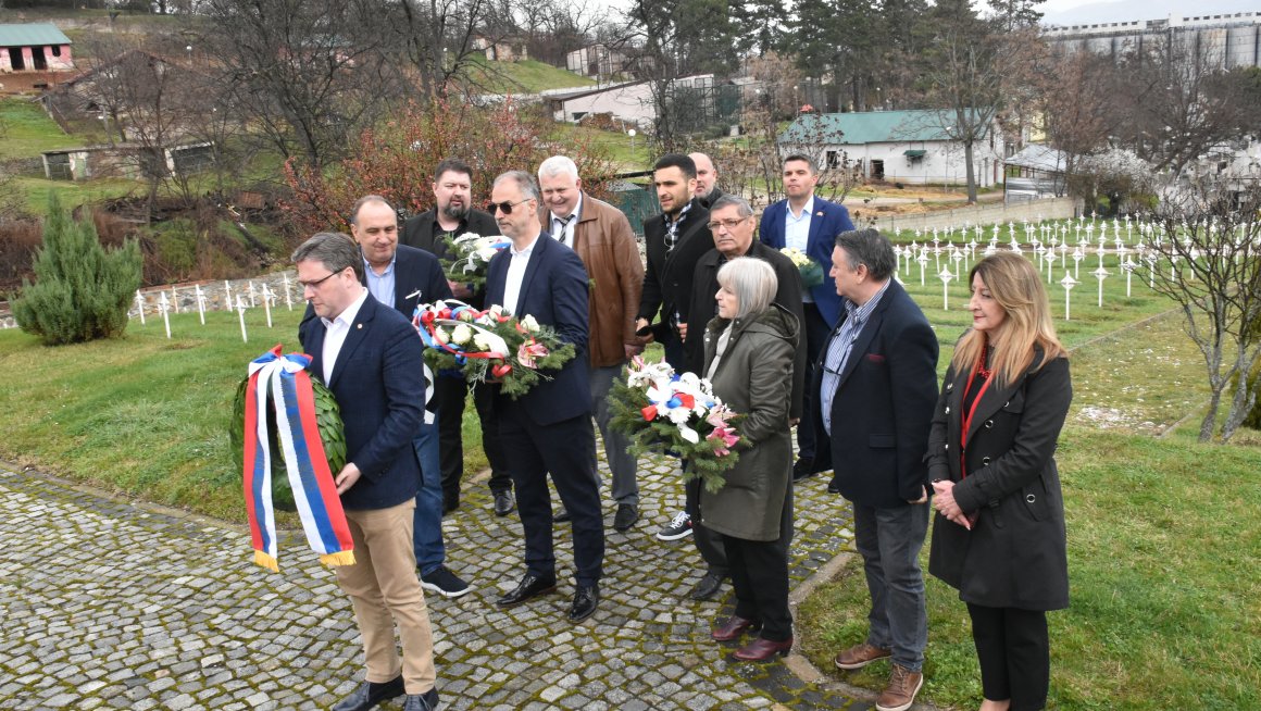 Министар Селаковић обишао Српско војничко гробље у Битољу