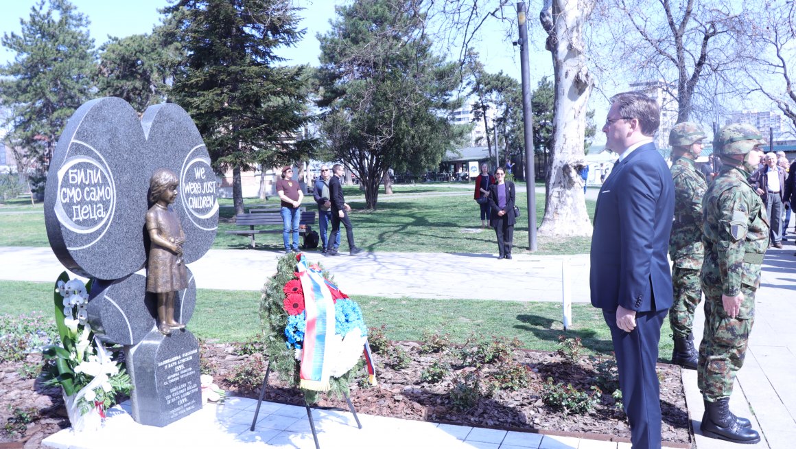 Министар Селаковић положио венац на Споменик деци страдалој у НАТО агресији