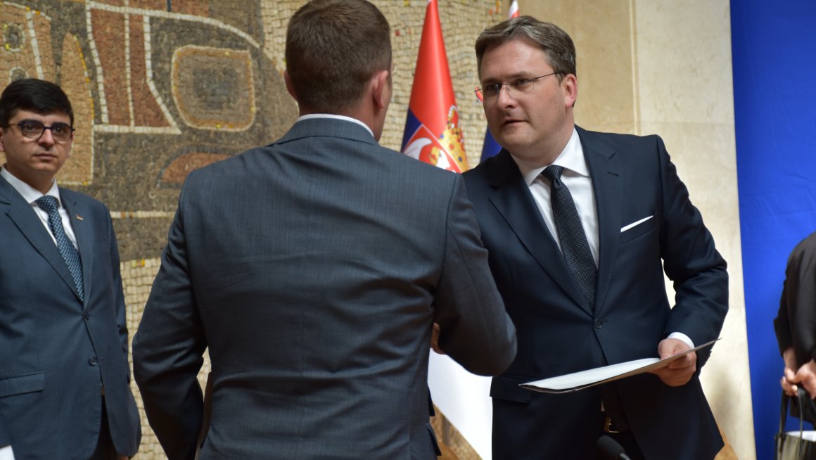 Министар за рад, запошљавање, борачка и социјална питања Никола Селаковић потписао је уговоре са представницима 146 јединица локалних самоуправа широм Србије, којим је омогућен трансфер наменских средстава за област социјалне заштите, у укупном износу од 600 милиона динара.  „Овај износ, уверен сам да ће побољшати функционисање система социјалне заштите на локалном нивоу, што за нас остаје један од кључних приоритета, јер се на тај начин задовољавају потребе најширег броја наших грађана,“ рекао је министар 