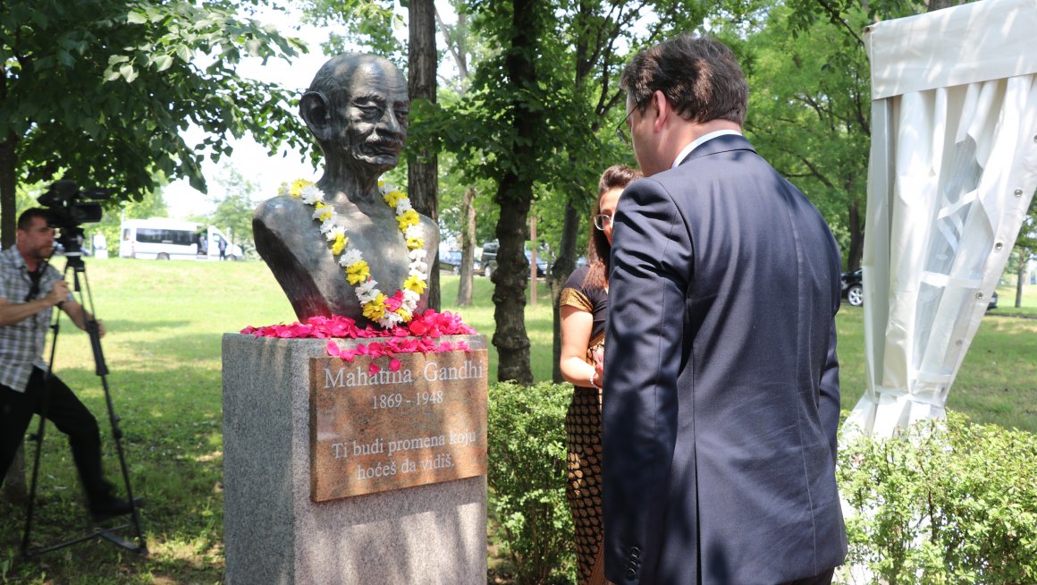 Министар Селаковић положио цвеће са  председницом Индије код споменика Махатми Гандију