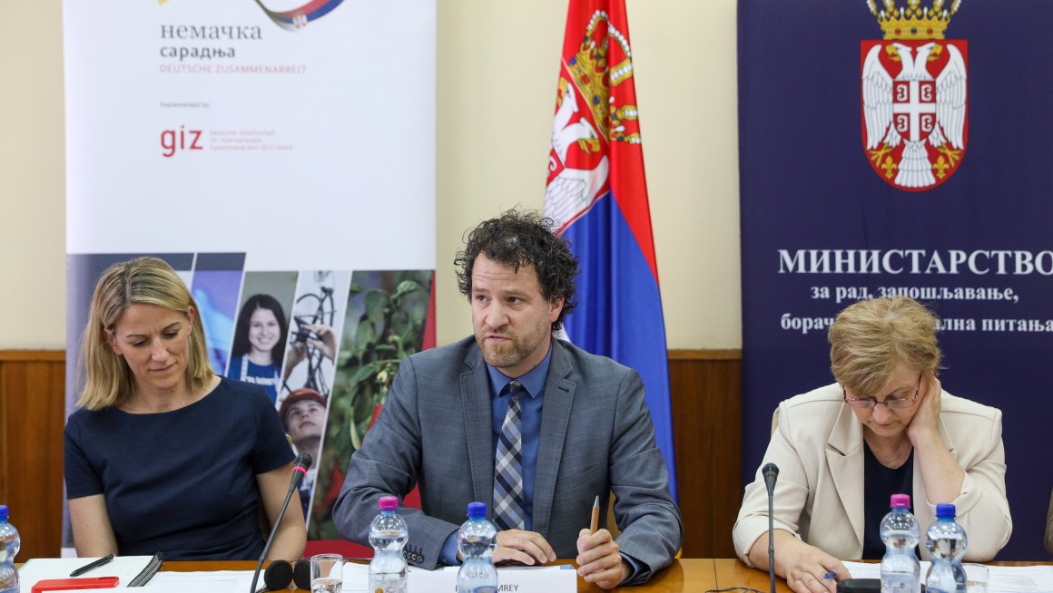“Кроз овај пројекат Министарство је наставило да развија функцију подршке развоју локалних политика запошљавања, а ЈЛС су имале прилику да креирају и спроведу решења која су сама осмислила и која одговарају потребама локалног тржишта рада и сваког идентификованог корисника чиме смо се за још један корак приближили индивидуализацији мера активне политике запошљавања. У том циљу ЈЛС су сарађивале са великим бројем локалних актера али и са филијалама Националне службе за запошљавање доприносећи врло важној ме