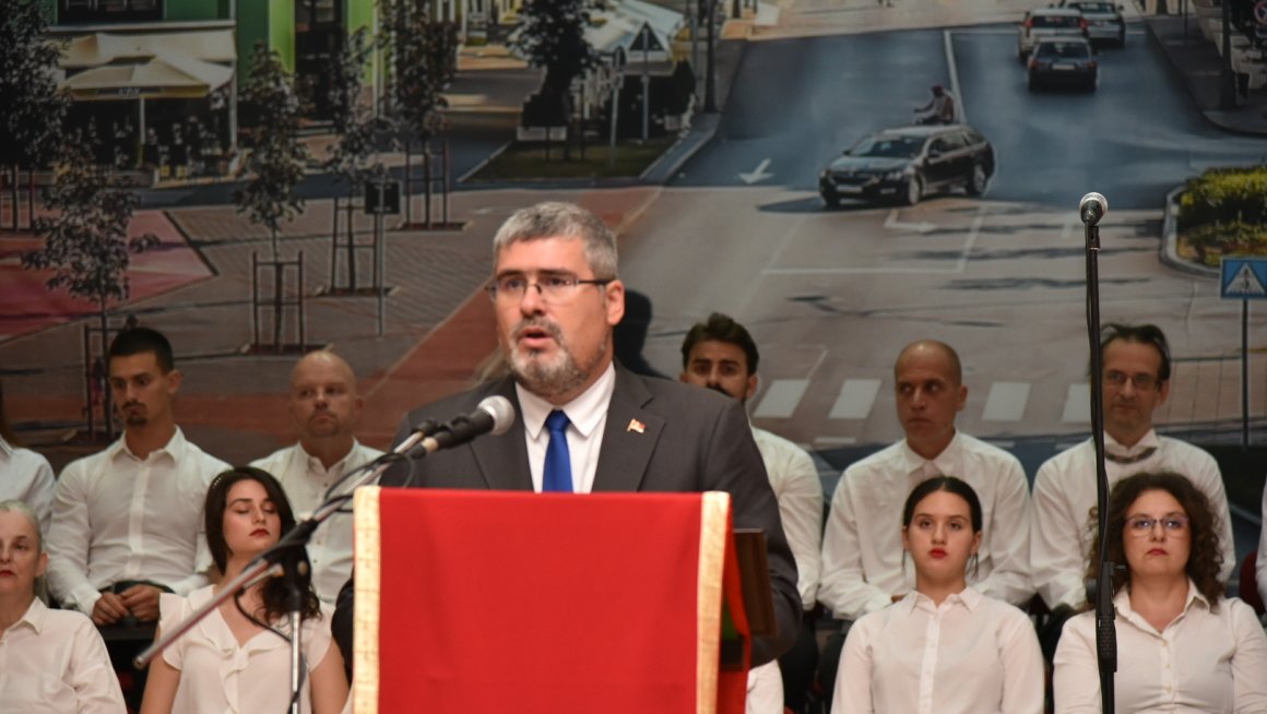 Министар Старовић одржао беседу на Свечаној академији поводом обележавања 110 година од страдања невиних грађана Шапца Министар за рад, запошљавање, борачка и социјална питања Немања Старовић говорио је на Свечаној академији посвећеној страдању Шапчана у Првом светском рату, одржаној у цркви Светих апостола Петра и Павла. Подсећајући да Први светски рат представља једну од најтрагичнијих епизода у модерној историји Европе, министар Старовић је истакао да су Србија и српски народ као нико други п