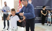Министар Ђорђевић поделио ранчеве будућим првацима