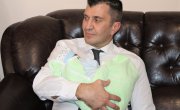 Министар Ђорђевић посетио бебу која је пре месец дана остављена у контејнеру у Жаркову