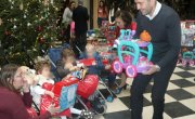 Подељени поклони и новогодишњи пакетићи деци на Белом двору
