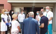 Ђорђевић поделио заштитне комбинезоне установама социјалне заштите за смештај корисника у Сурдулици, Дољевцу, Лесковцу и Јагодини