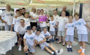 Кисић Тепавчевић са децом полазницима фудбалског кампа Деки 5
