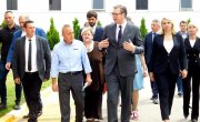 Председник Вучић и министарка Кисић Тепавчевић у фабрици „Teklas automotive“ у Владичином Хану