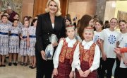 Министарка Кисић са децом – учесницима 53. Међународног сусрета деце Европе  - „Радост Европе“