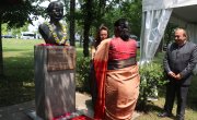 Министар Селаковић положио цвеће са  председницом Индије код споменика Махатми Гандију