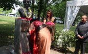 Министар Селаковић положио цвеће са  председницом Индије код споменика Махатми Гандију