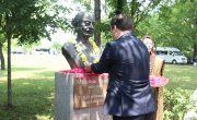 Министар Селаковић положио цвеће са  председницом Индије код споменика Махатми Гандију