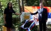 Министар Селаковић открио споменик страдалим српским заробљеницима и војницима на српском гробљу у Кастелану