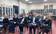 Барошевић на јавном часу знаковног српског језика у школи за оштећене слухом – наглуве „Стефан Дечански“