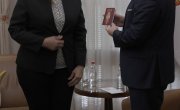 Министар Селаковић уручио српски пасош и решење о држављанству ћерки Благоја Јововића