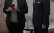 Министар Селаковић уручио српски пасош и решење о држављанству ћерки Благоја Јововића