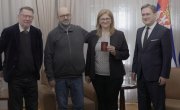 Министар Селаковић уручио српски пасош и решење о држављанству ћерки Благоја Јововића