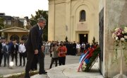 Министар Старовић одржао беседу на Свечаној академији поводом обележавања 110 година од страдања невиних грађана Шапца        Министар за рад, запошљавање, борачка и социјална питања Немања Старовић говорио је на Свечаној академији посвећеној страдању Шапчана у Првом светском рату, одржаној у цркви Светих апостола Петра и Павла.     Подсећајући да Први светски рат представља једну од најтрагичнијих епизода у модерној историји Европе, министар Старовић је истакао да су Србија и српски народ  као нико други п