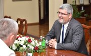 Министар Старовић одржао беседу на Свечаној академији поводом обележавања 110 година од страдања невиних грађана Шапца        Министар за рад, запошљавање, борачка и социјална питања Немања Старовић говорио је на Свечаној академији посвећеној страдању Шапчана у Првом светском рату, одржаној у цркви Светих апостола Петра и Павла.     Подсећајући да Први светски рат представља једну од најтрагичнијих епизода у модерној историји Европе, министар Старовић је истакао да су Србија и српски народ  као нико други п