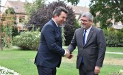 Министар Старовић одржао беседу на Свечаној академији поводом обележавања 110 година од страдања невиних грађана Шапца        Министар за рад, запошљавање, борачка и социјална питања Немања Старовић говорио је на Свечаној академији посвећеној страдању Шапчана у Првом светском рату, одржаној у цркви Светих апостола Петра и Павла.     Подсећајући да Први светски рат представља једну од најтрагичнијих епизода у модерној историји Европе, министар Старовић је истакао да су Србија и српски народ  као нико други п