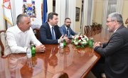 Министар Старовић одржао беседу на Свечаној академији поводом обележавања 110 година од страдања невиних грађана Шапца        Министар за рад, запошљавање, борачка и социјална питања Немања Старовић говорио је на Свечаној академији посвећеној страдању Шапчана у Првом светском рату, одржаној у цркви Светих апостола Петра и Павла.     Подсећајући да Први светски рат представља једну од најтрагичнијих епизода у модерној историји Европе, министар Старовић је истакао да су Србија и српски народ  као нико други п