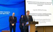 Министару Немањи Старовићу уручена награда ЕSKULAP