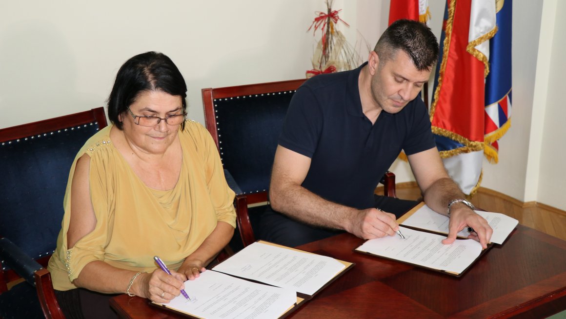 Министар Ђорђевић уручио је возило Савезу инвалида рада Војводине у Сремским Карловцима