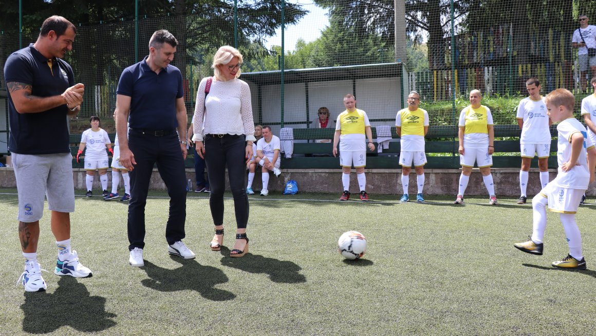 Деца са инвалидитетом и деца без родитељског старања, на иницијативу Министарства, први пут учествују на фудбалском кампу Деки 5