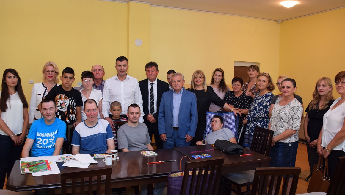 Нови компјтер за кориснике дневног боравка за децу и младе са сметњама у развоју у Суботишту