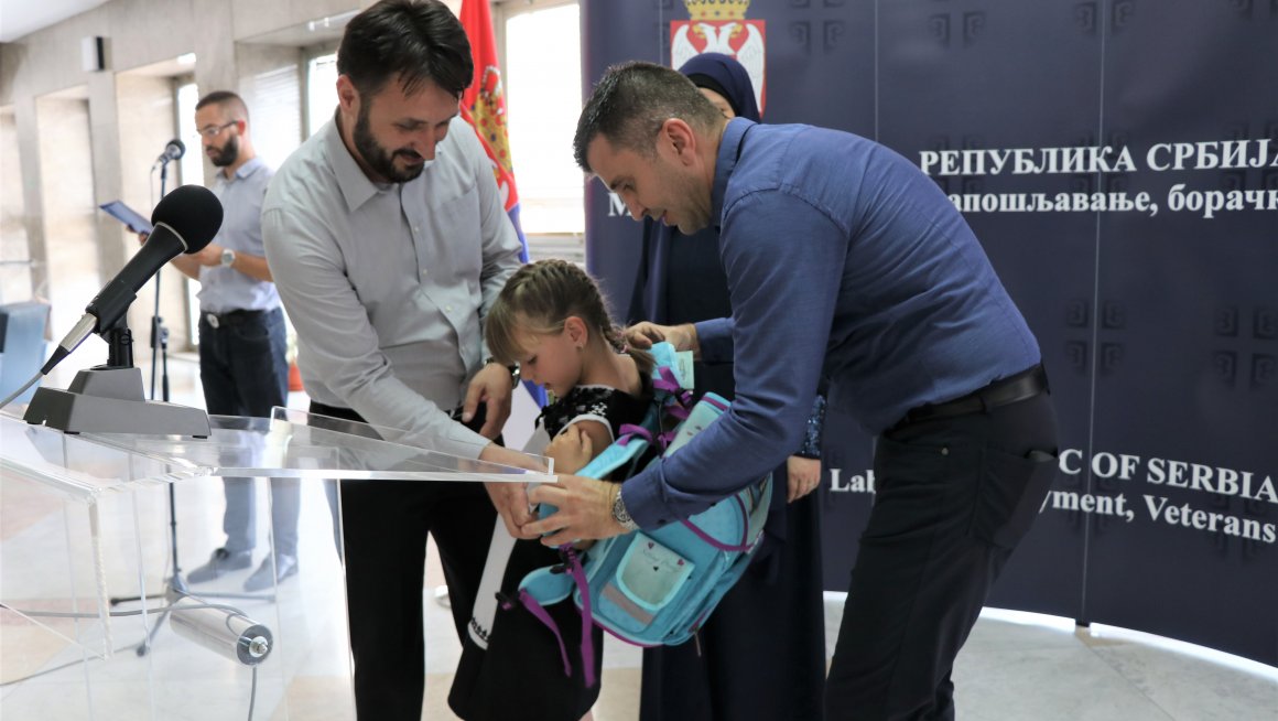 Министар Ђорђевић поделио ранчеве будућим првацима