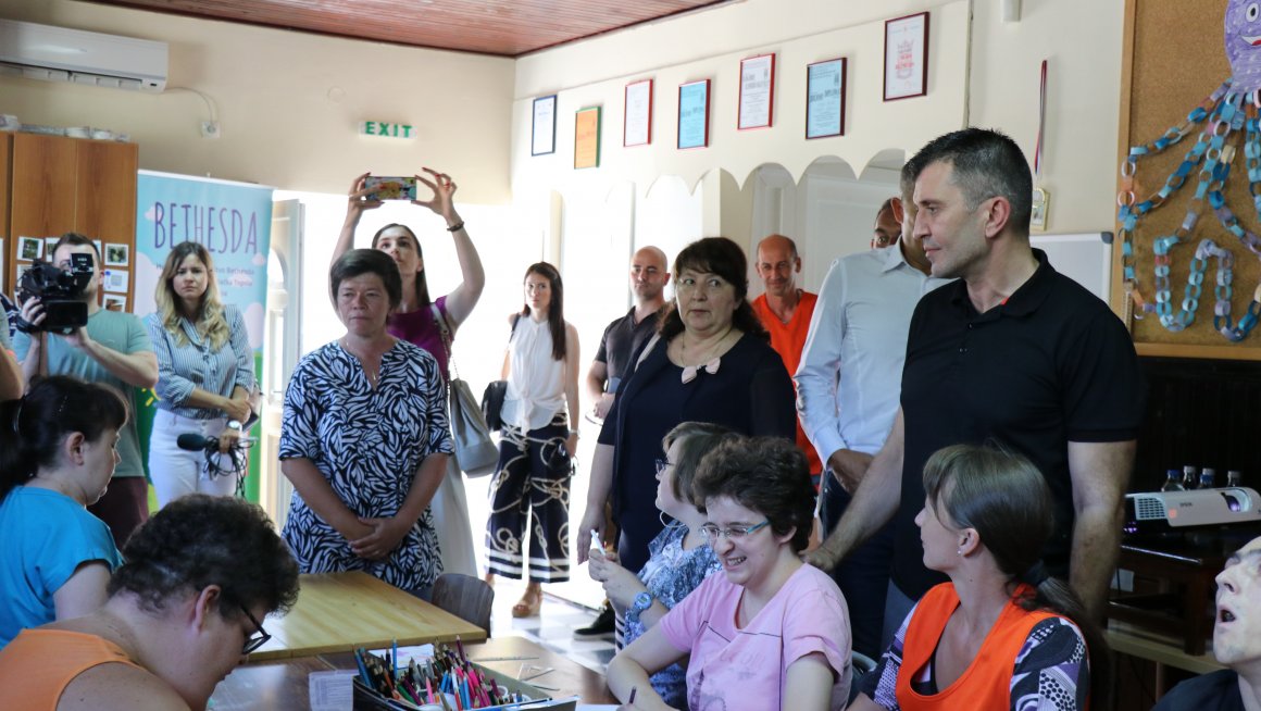 Министар Ђорђевић поклонио рачунар Дневном боравку за одрасла лица у Бачкој Тополи 