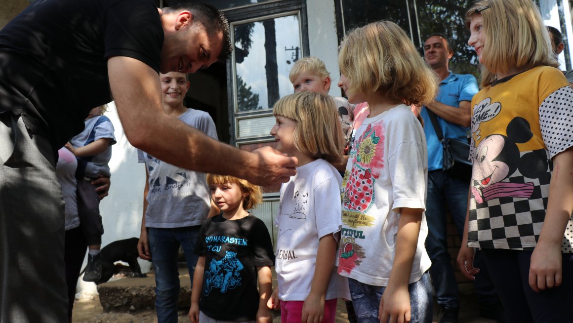 Ђорђевић посетио породицу са десеторо деце у Медвеђи и обећао им помоћ