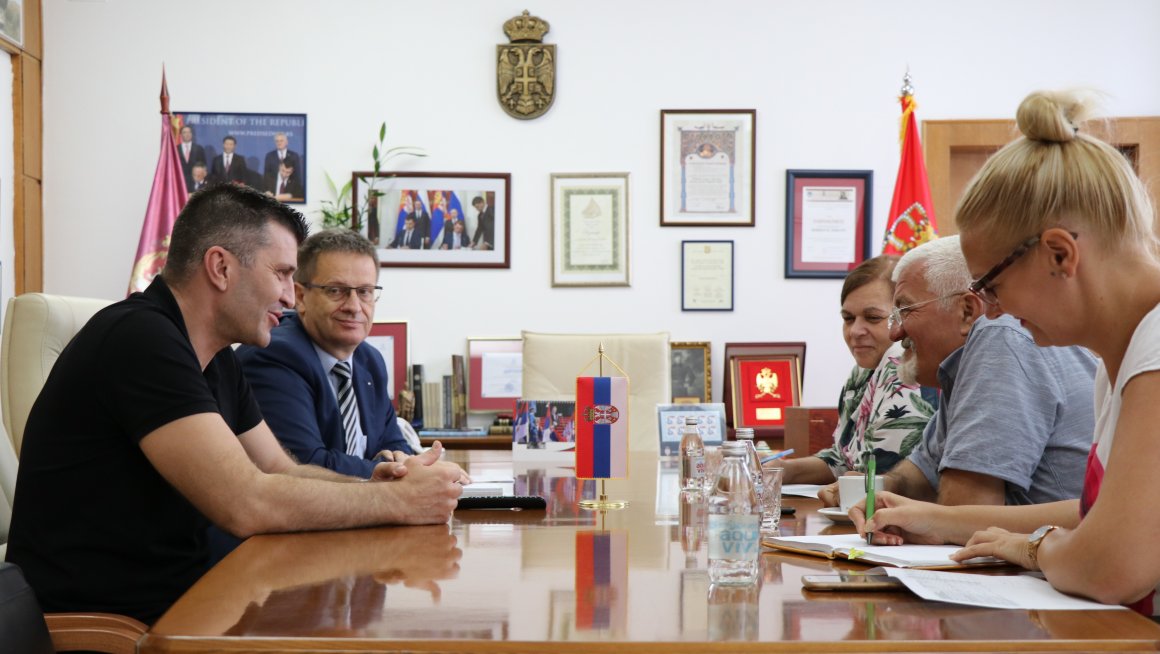 Министар Ђорђевић са комесаром Цуцићем о побољшању услова живота мигранта у Србији