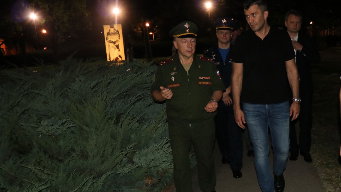 Министар Ђорђевић обишао Гробље ослободилаца Београда