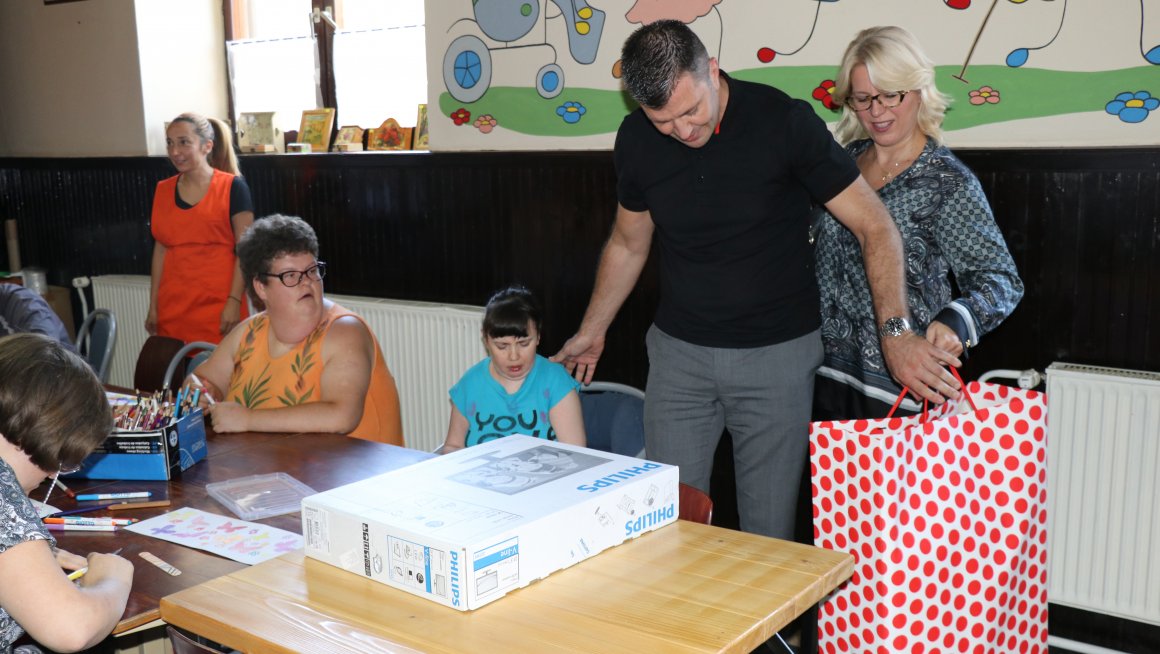 Министар Ђорђевић поклонио рачунар Дневном боравку за одрасла лица у Бачкој Тополи 