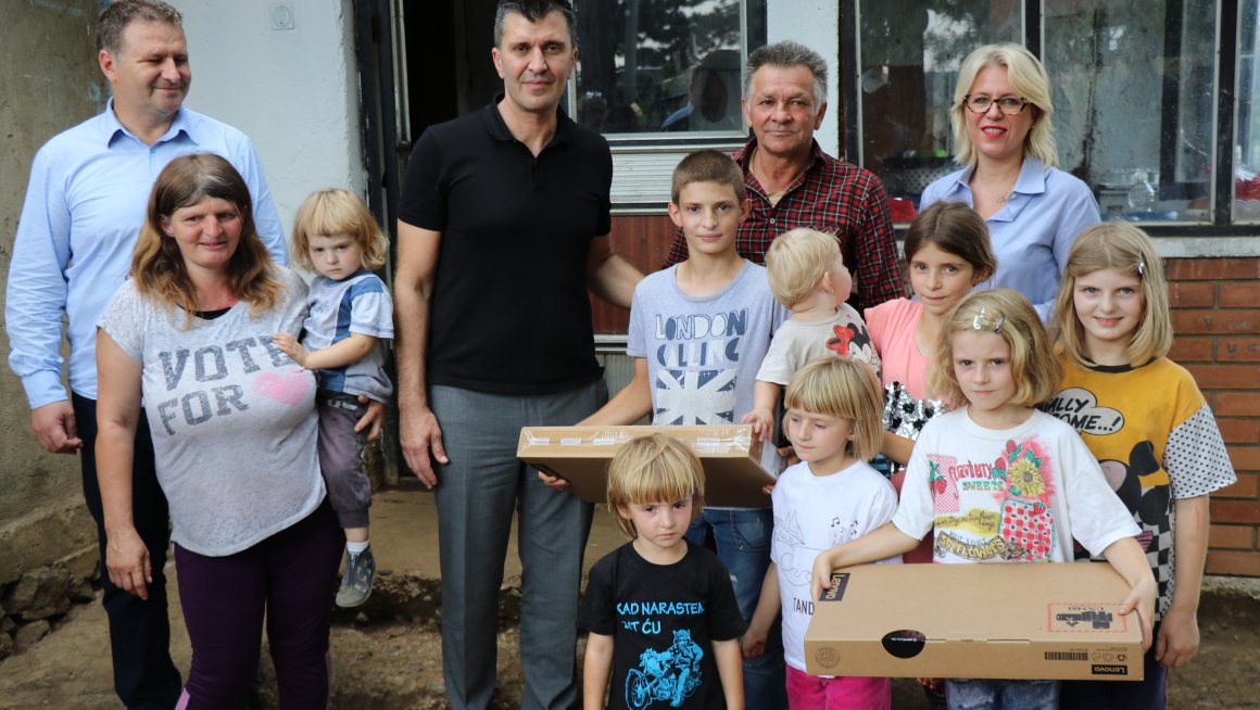 Ђорђевић посетио породицу са десеторо деце у Медвеђи и обећао им помоћ