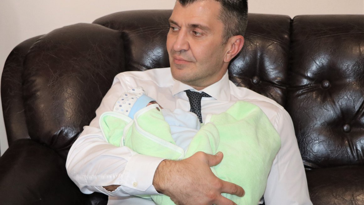 Министар Ђорђевић посетио бебу која је пре месец дана остављена у контејнеру у Жаркову
