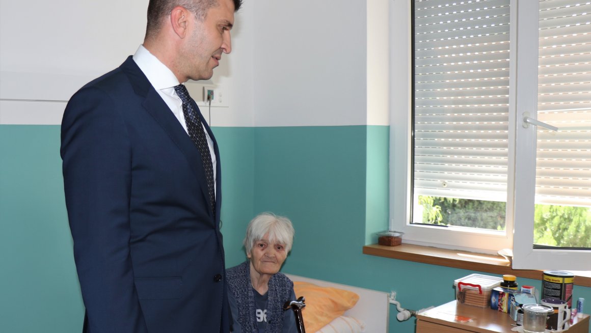 Министар Ђорђевић обишао радове на реконструкцији Дома стационара на Карабурми