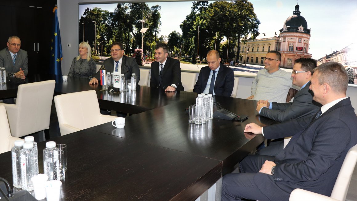 Реновирана зграда Републичког фонда за пензијско и инвалидско осигурање и Републичког фонда за здравствено осигурање у  Сремској Митровици