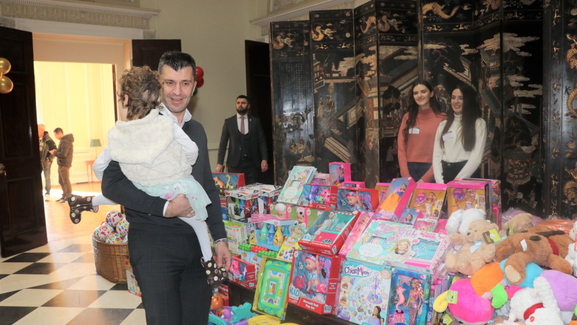 Подељени поклони и новогодишњи пакетићи деци на Белом двору