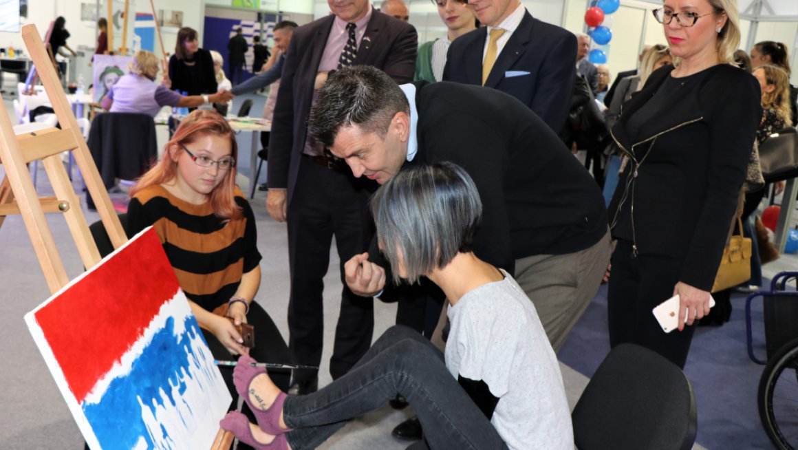 Особе са инвалидитетом од сада и путем Вајбера могу да прате рад Министарства