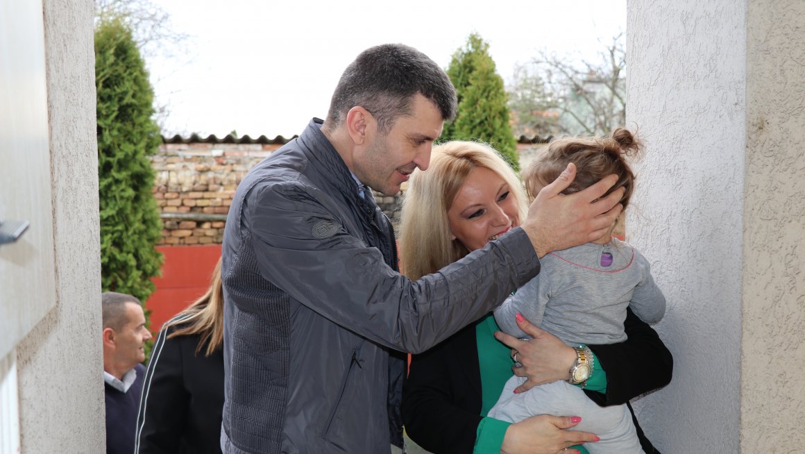 Министар Ђорђевић на 8. март у посети Сигурној кући