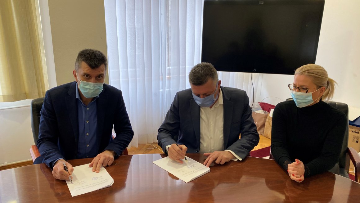 Министарству за рад предузеће „Маневар“ из Новог Сада донирало 4.000 заштитних маски